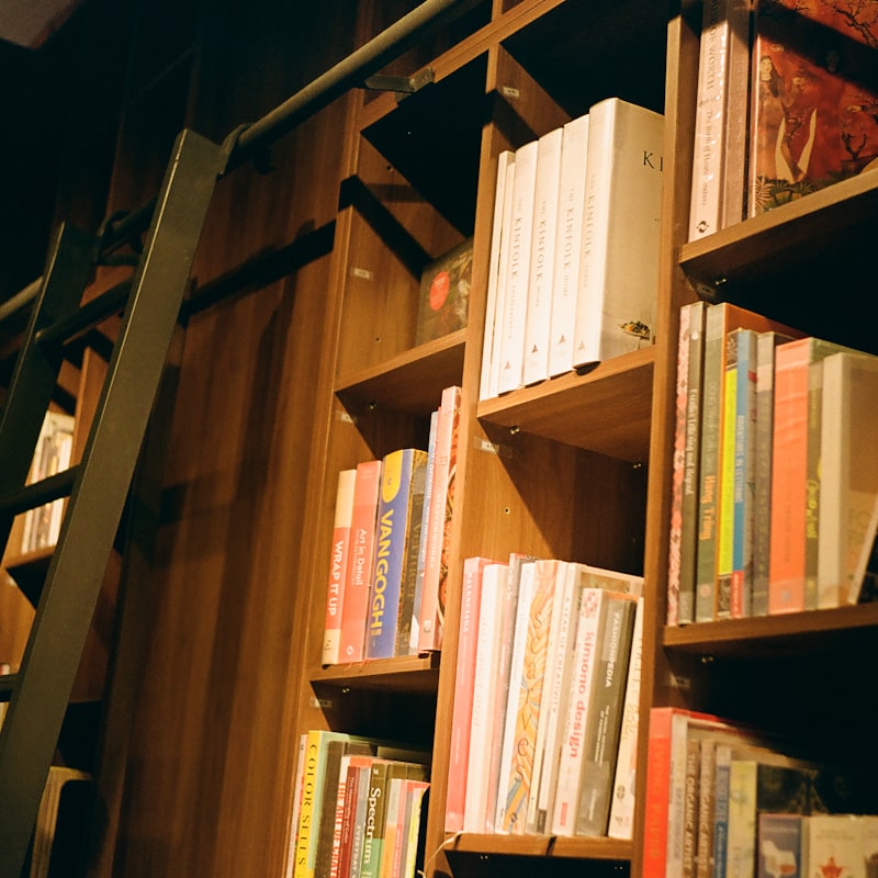 Βιβλιοθήκη από Ανακυκλωμένο Ξύλο